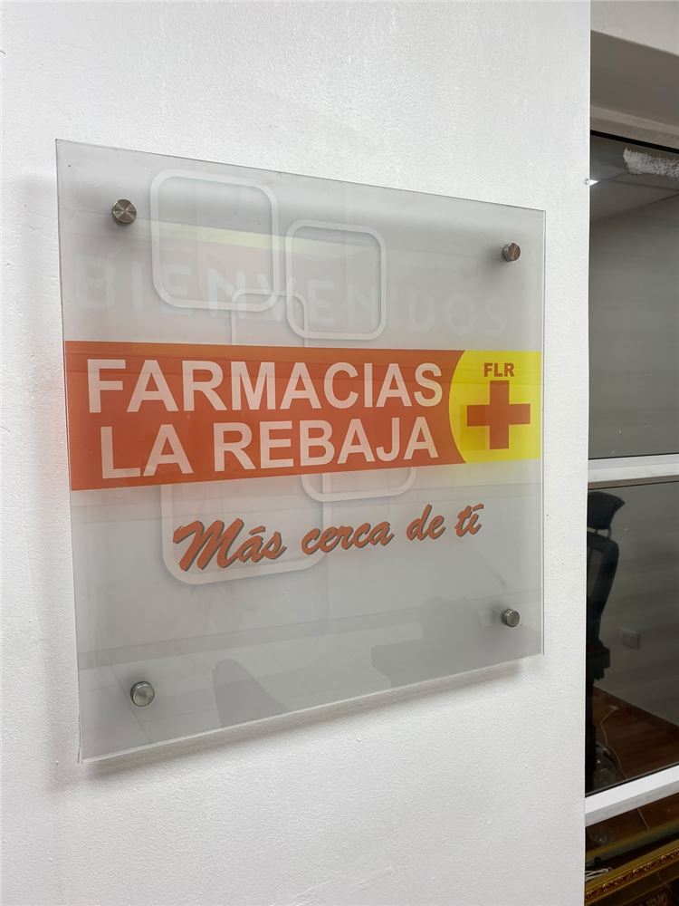 Letrero en acrílico Farmacias La Rebaja