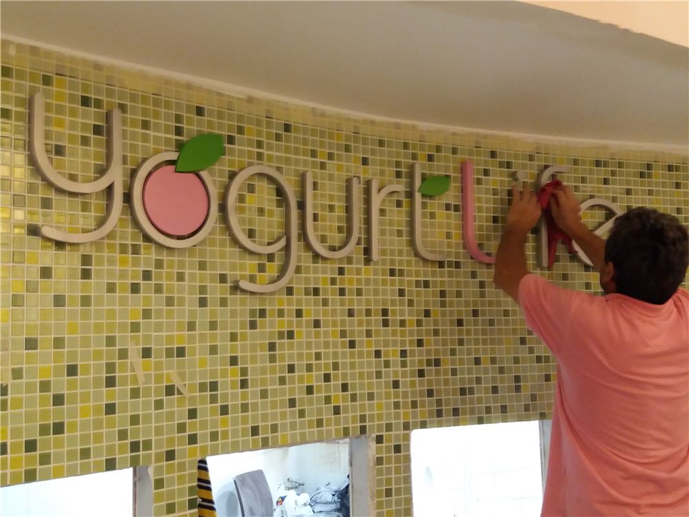 Instalación letrero Yogurt Life