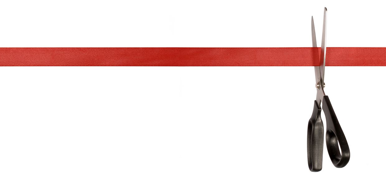 Tijeras cortando una cinta roja